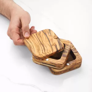 Salière avec couvercle pivotant