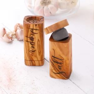 Salière et poivrière gravées en bois