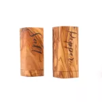 Salière et poivrière gravées en bois – Image 4