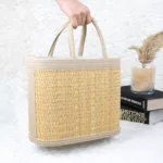 Panier en paille avec poignée