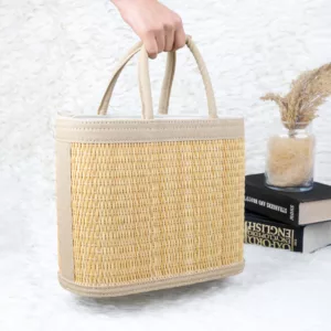 Panier en paille avec poignée