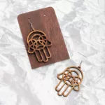 Boucles d'oreilles Khomsa en bois – Image 3