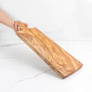Planche rectangulaire en bois avec poignée