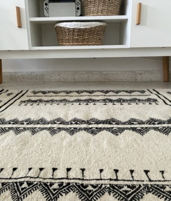 Tapis Berbère Tapis Berbère Essence du Sahara – Fond Blanc avec Motif Minimaliste 200×120 cm