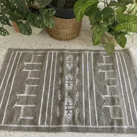 Tapis Berbère Gazelle du Désert - Fond Gris avec Motif Blanc 60x100 cm