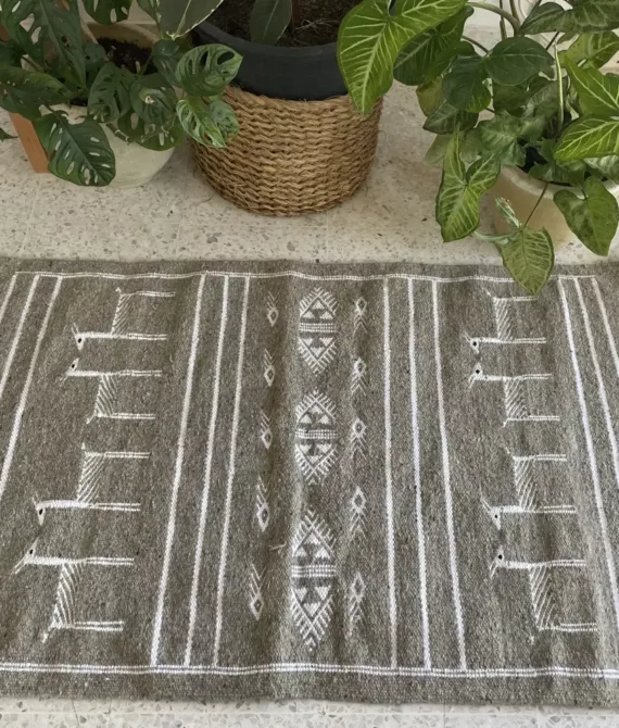 Tapis Berbère Gazelle du Désert – Fond Gris avec Motif Blanc 60×100 cm